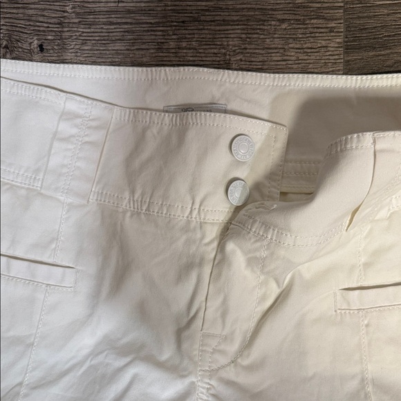 7 For All Mankind White Women's Shorts - Picture 2 of 10